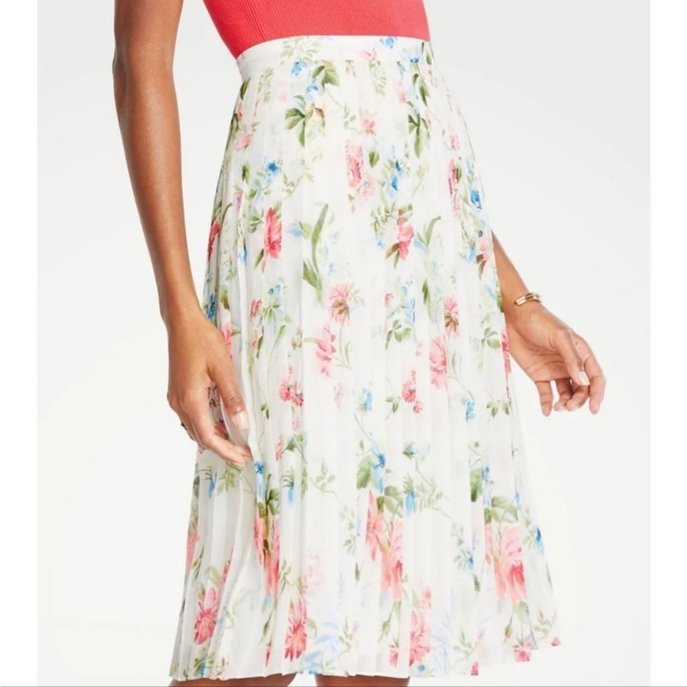 BNWOT Ann Taylor Loft Flowery pleated sheath skirt (size 8P)